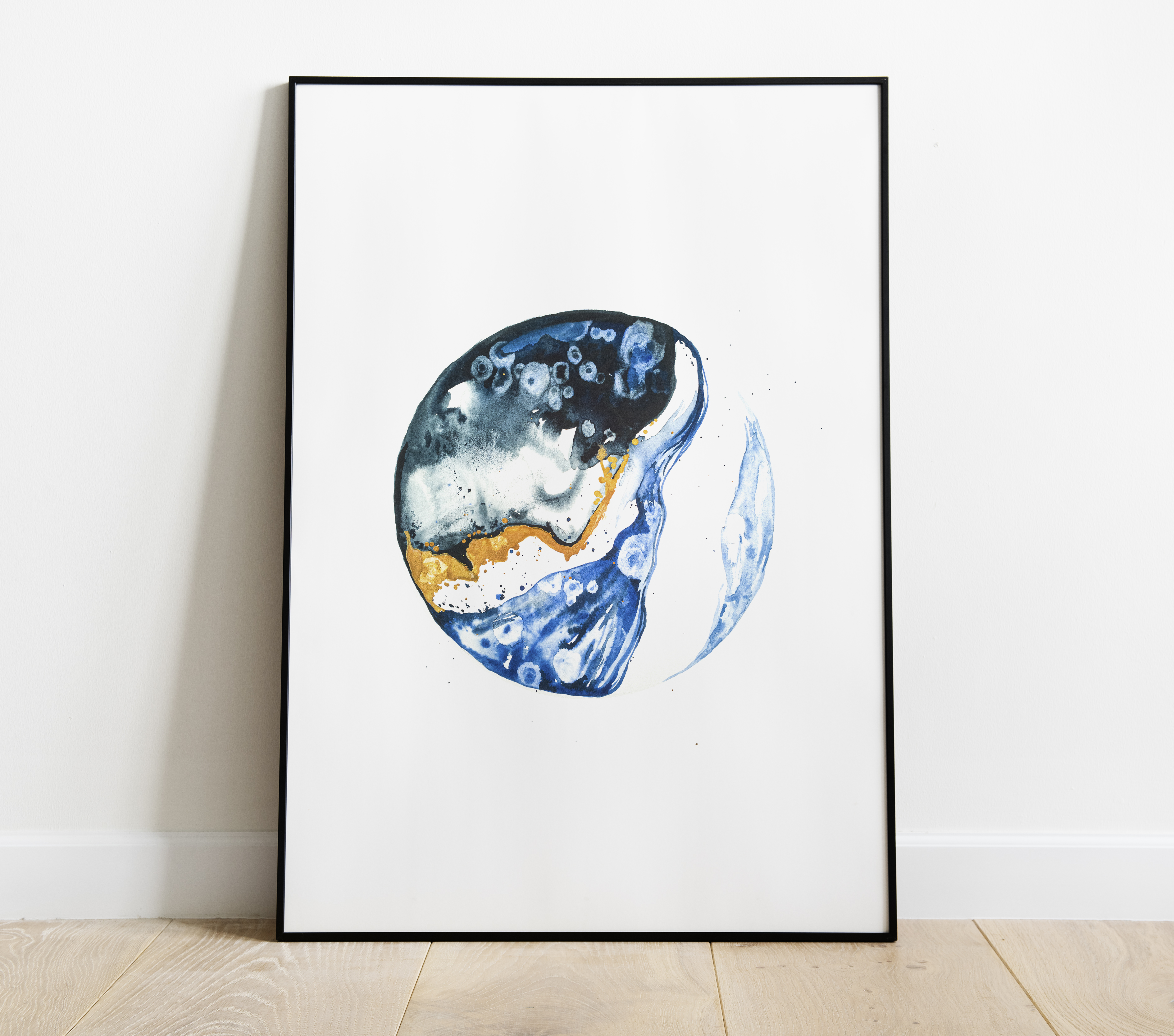 DRAUGYSTĖ.
Vakaro vėsoje blyksinčios švyturio šviesos atlydi į gyvenimą naujas pažintis. Naktis užmigusiam uoste, kuri likusį laiką šmėžuoja atmintyje keldama šypseną ir šilumą širdyje. Mėnesiena, užmigęs miestas ir tu, paslaptingasis drauge.